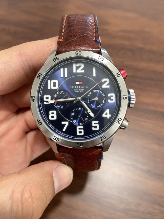 Relógio TOMMY HILFIGER fundo azul