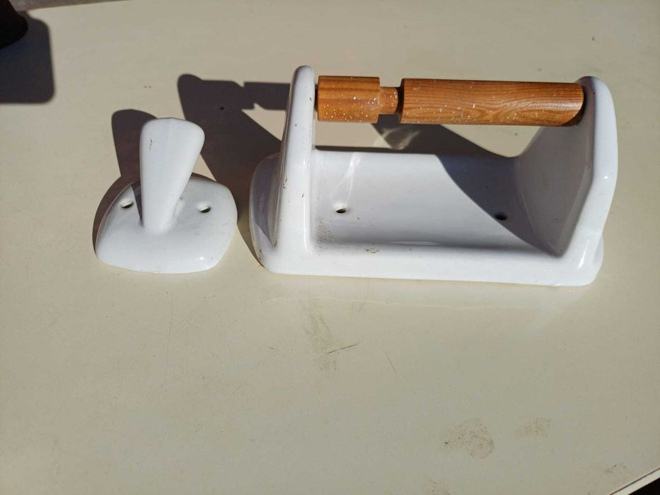 Conjunto de porta rolo e cabide, em porcelana branca