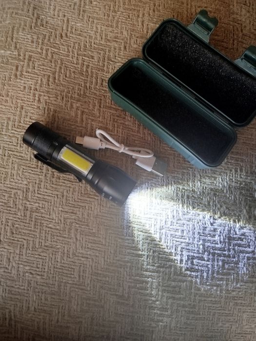Акумуляторний ліхтарик (фонарик).
