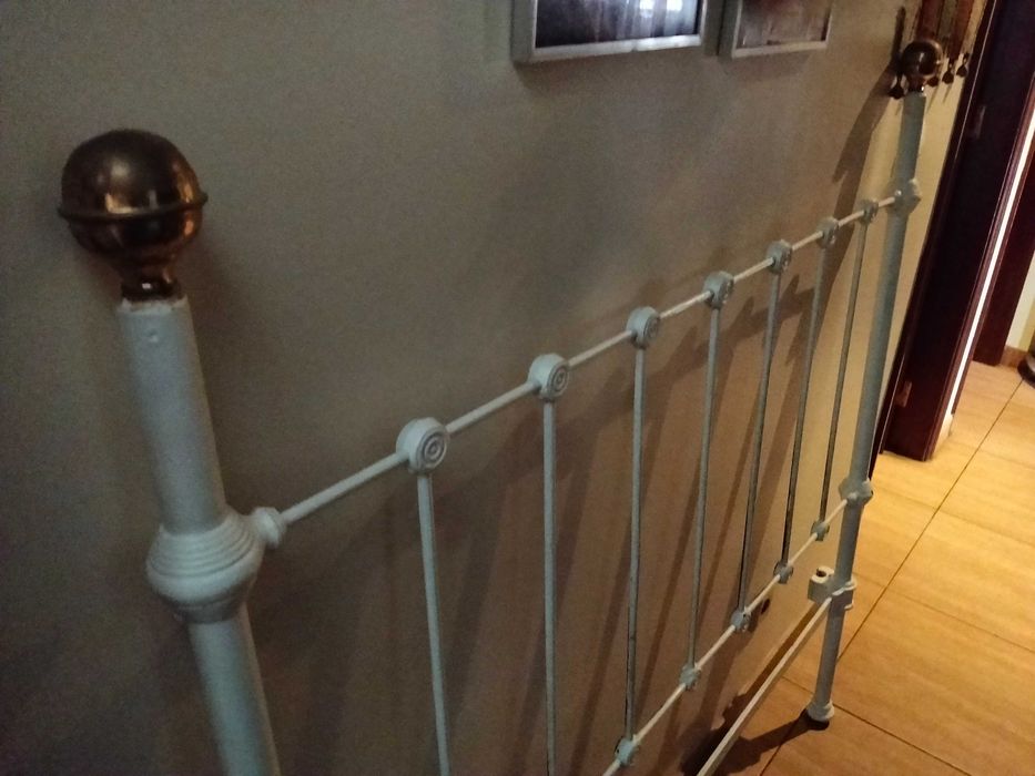 Cama típica alentejana branca