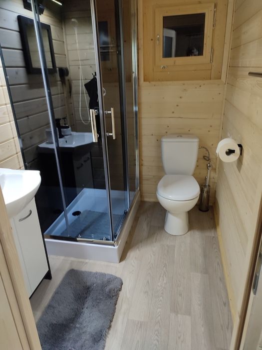 Domek , domki nad jeziorem Serbinówka.