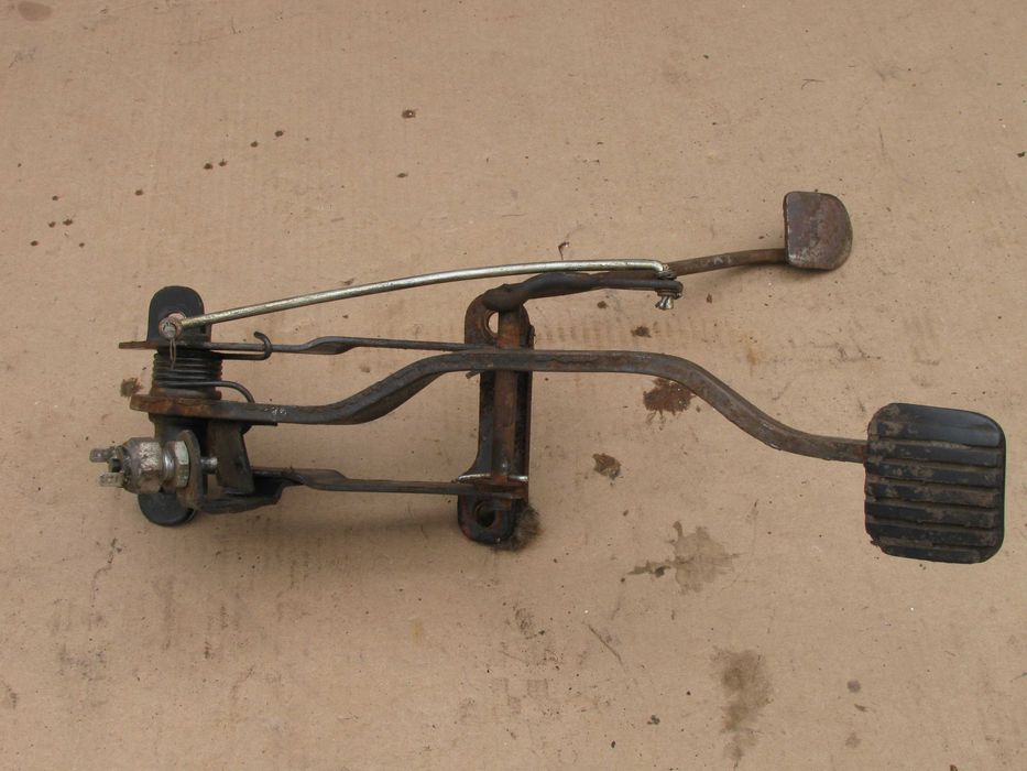 ПРОДАМ Блок педалей/НАКЛАДКИ СТОЕК/Защита двигателя/москвич 2140