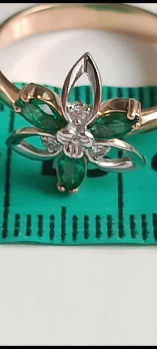 Каблучка золота 585 з діамантами та смарагдами 3,17г р.17,5-18