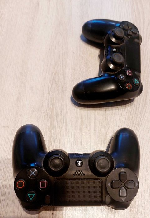 Ps4 slim 1TB + 2 pady/ okablowanie