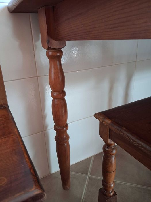 Mesa e cadeiras em madeira