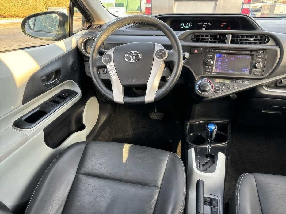 Toyota Prius c Four      2014