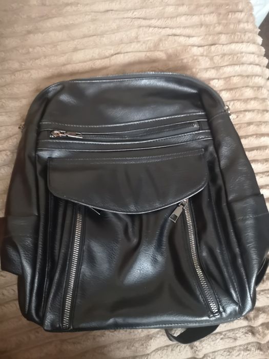 Czarny plecak miejski