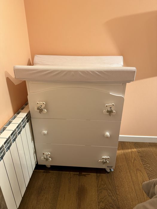 Кроватка та комод з вбудованою ваной