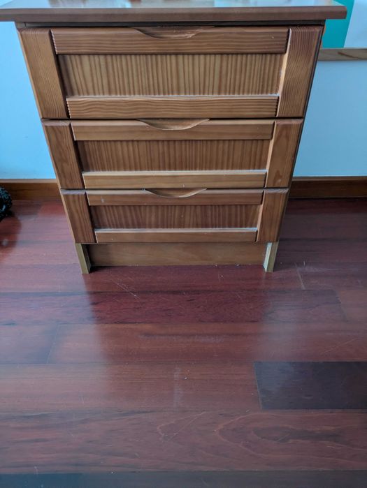 Cama de solteiro e mesa de cabeceira em Pinho
