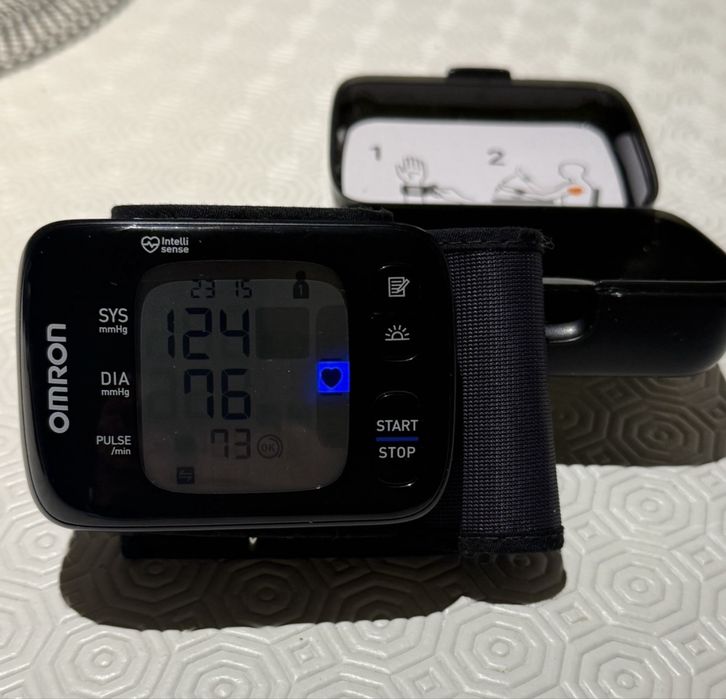 Monitor de pressão arterial de pulso Omron RS7 Intelli IT com Bluetooth