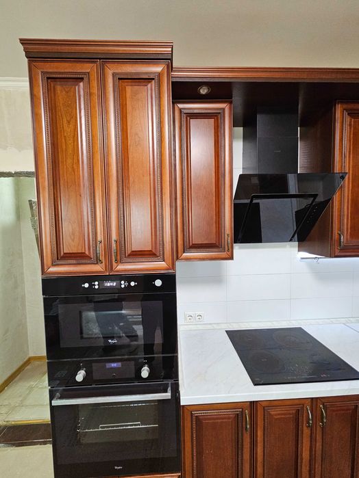 Продам Кухню 280 * 250 з натурального дерева