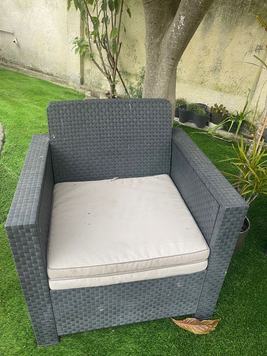 Móveis de jardim mesa e sofás