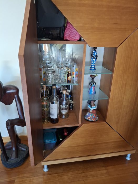 Móvel Bar Nogueira Maciça - Vitrine + Garrafeira 12 Garrafas