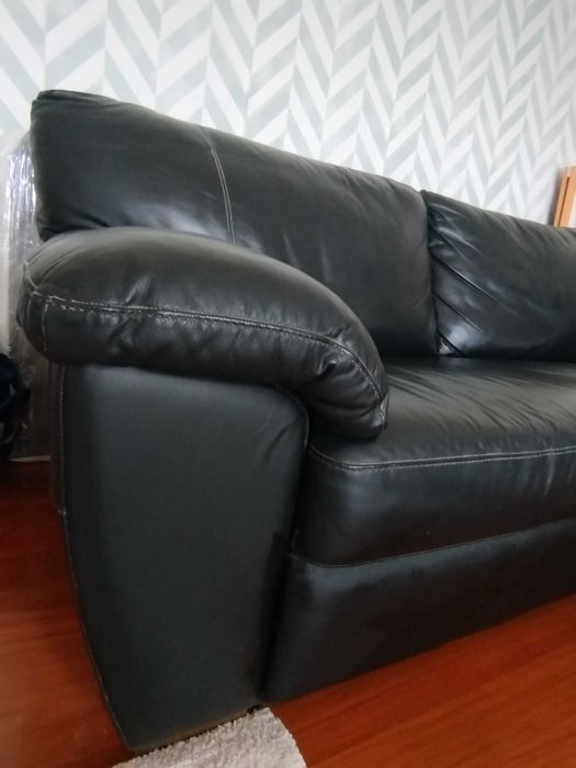 Vendo sofá Vreta IKEA 3 lugares em pele preto