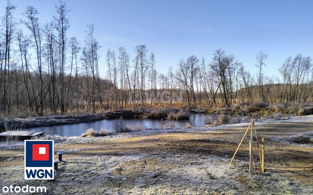 Posiadłość- dom w budowie z linią brzegową jeziora