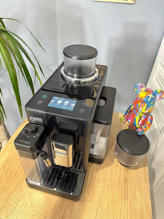 Современная кофемашина DeLonghi Rivelia с двумя бункерами для зерен