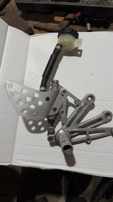 Права лапка з заднім гальмом Kawasaki ZX-6R / ZX-9R 1999–2004