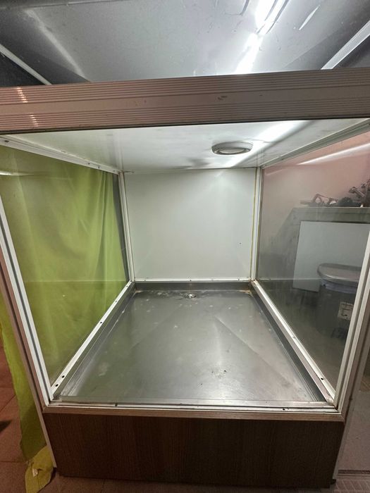 Vitrine para exposição de animais com esgoto, luz e extração de ar