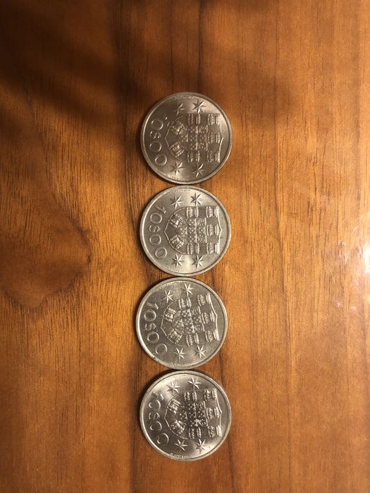 Lote de 4 moedas de 10 escudos. Diversos anos.