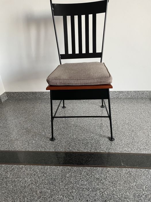 Mobília de sala com louceiro, mesa e cadeiras.