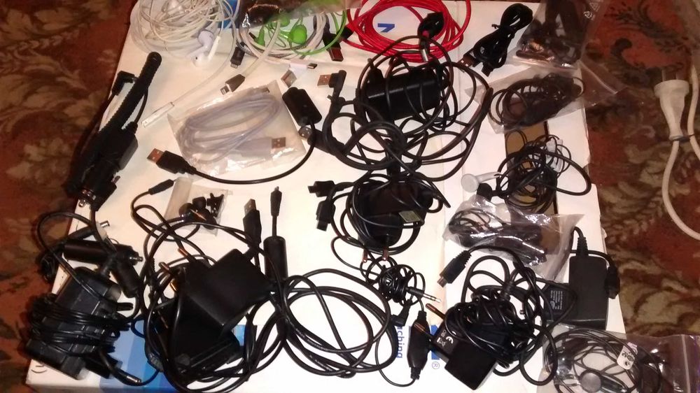 Зарядные устройства и зарядные кабеля для телефонов старых и новее