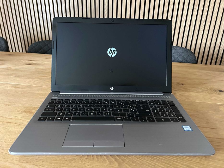 Portátil HP 250 G7 Core i5 8th, 4Gb Memoria, SSD, Win 11