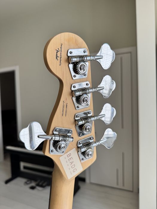 Бас Гітара SQUIER By FENDER  5 струнка!!!
