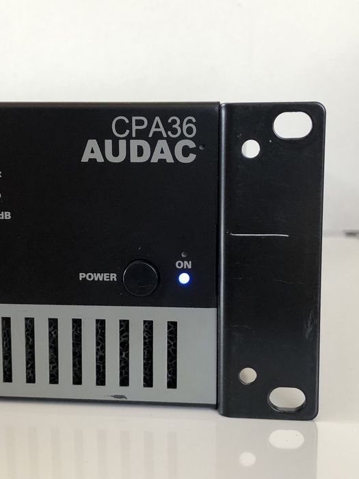 Profesjonalny wzmacniacz AUDAC CPA 36 100 V 360 W RMS A/B czarny