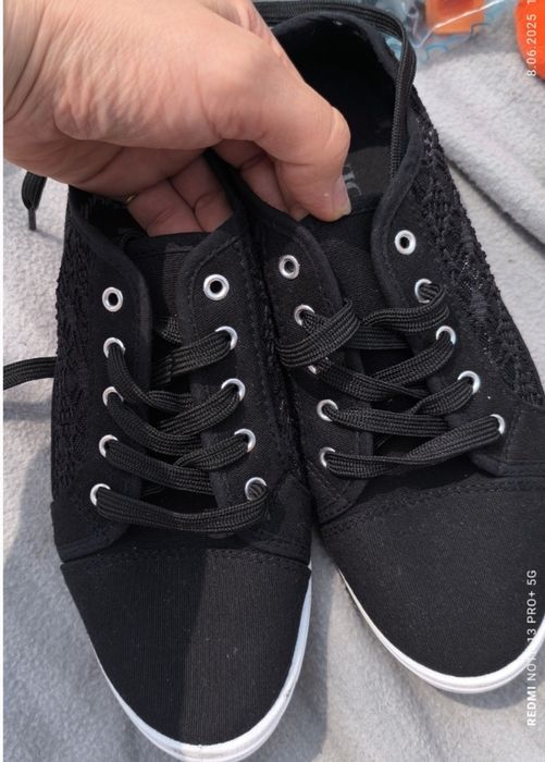 Nowe czarne trampki 39 z siateczką po boku