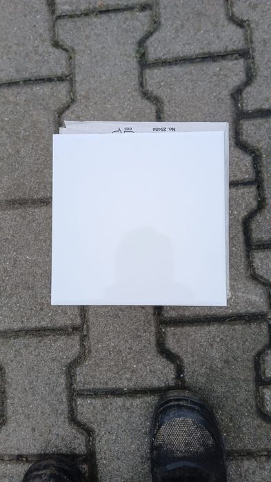 Sprzedam kafelki białe w połysku.