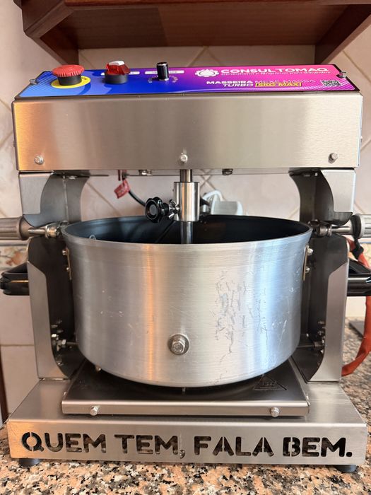 Vendo Máquina de salgados masseira e panela de mexer doces