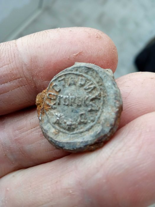 Старая свинцовая пломба.