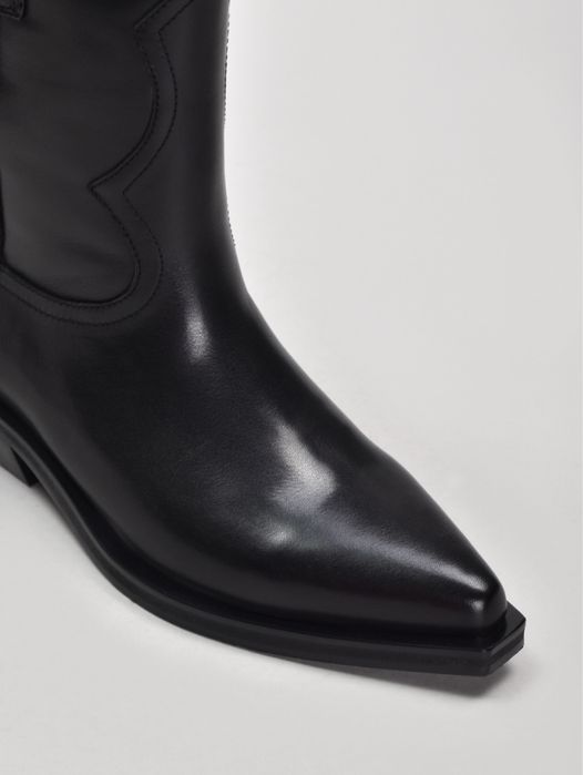 Взуття жіноче козаки