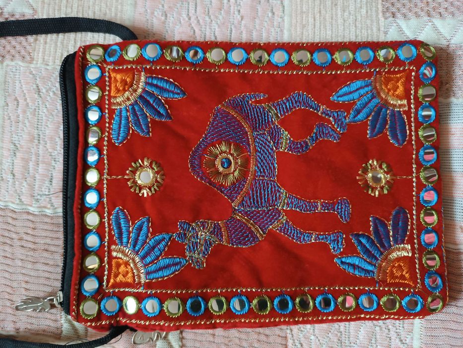 Nowa  orientalna haftowana torebka na ozdobnym sznureczku wielbłąd