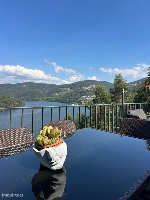 Moradia T4 isolada pronta a habitar com vista desafogada sobre o Douro
