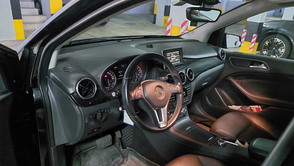 Mercecedes-Benz -  Classe B 180 - Caixa automática