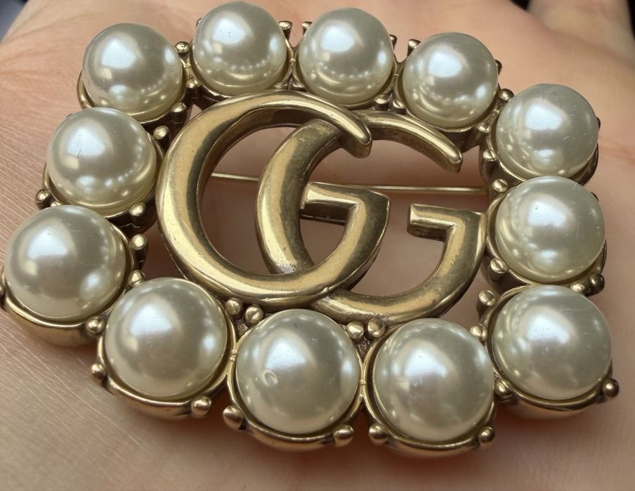 Broszka Gucci stare złoto z perełkami