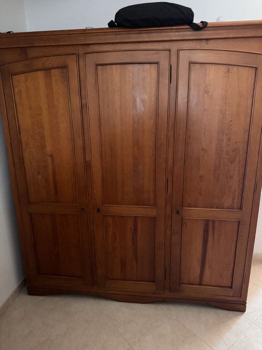 Conjunto quarto, 1 cama 2 colçhoes, roupeiro, 1 comoda (tudo madeira)