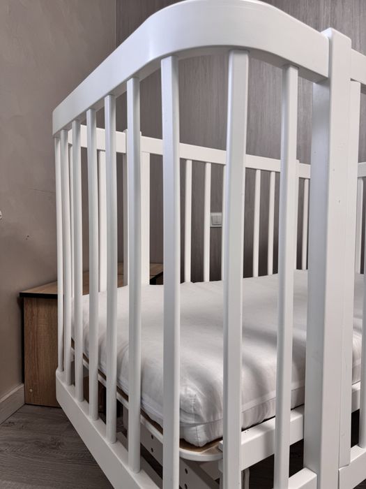 Дитяча колиска з маятником і матрасом