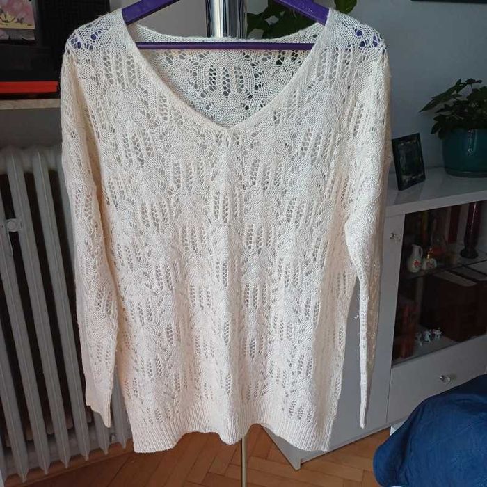 Ażurowy sweter ze złotą nitką