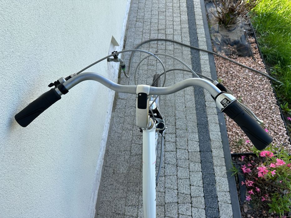 Rower BATAVUS - koła 28, alu, Nexus 7b, prądnica w kole, 2 x amor