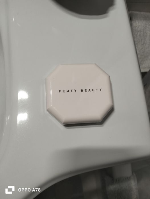 Base em pó Fenty Beauty