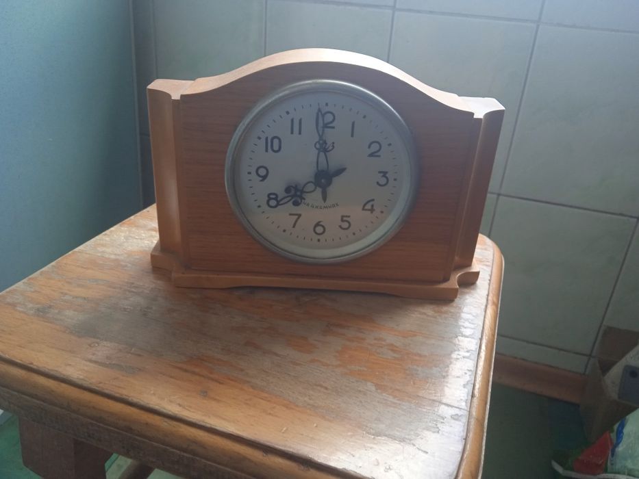 Настольные часы в дереве в рабочем состоянии продам