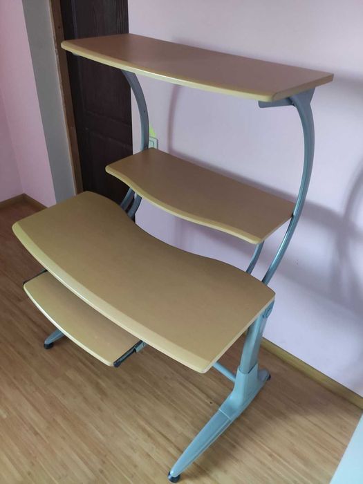 Комп'ютерний стіл