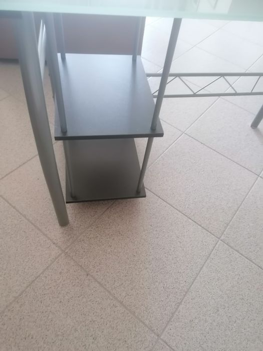 Secretaria com tampo em vidro temperado fosco