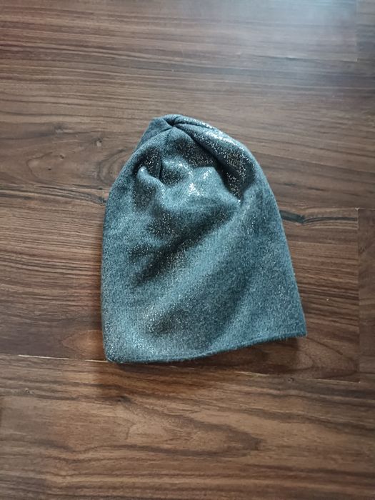 Czapka w kolorze popiel