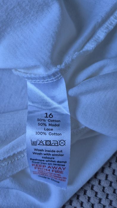Bluzka Bonmarche z ozdobnym dekoltem i frędzlami