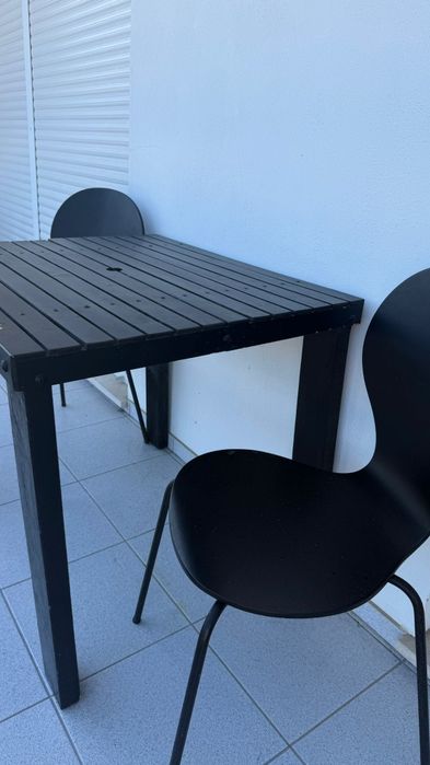 Mesa com duas cadeiras