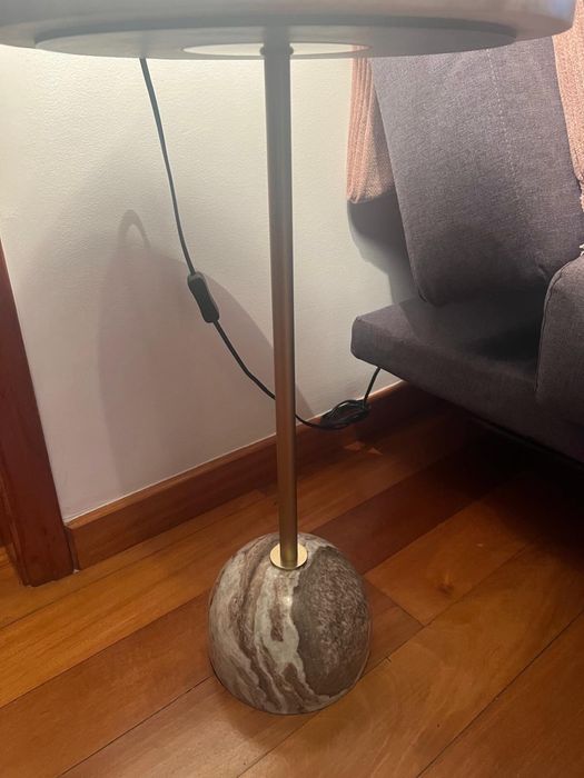 Mesa de mármore inclui candeeiro