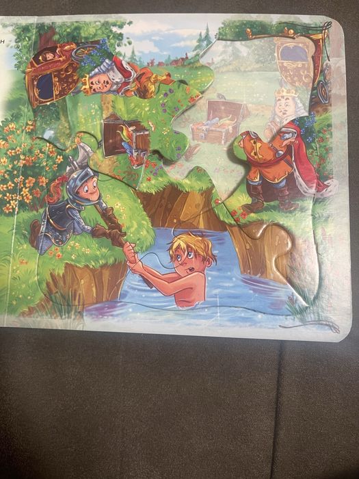 Продам книгу -пазли(5 пазлів у книзі)